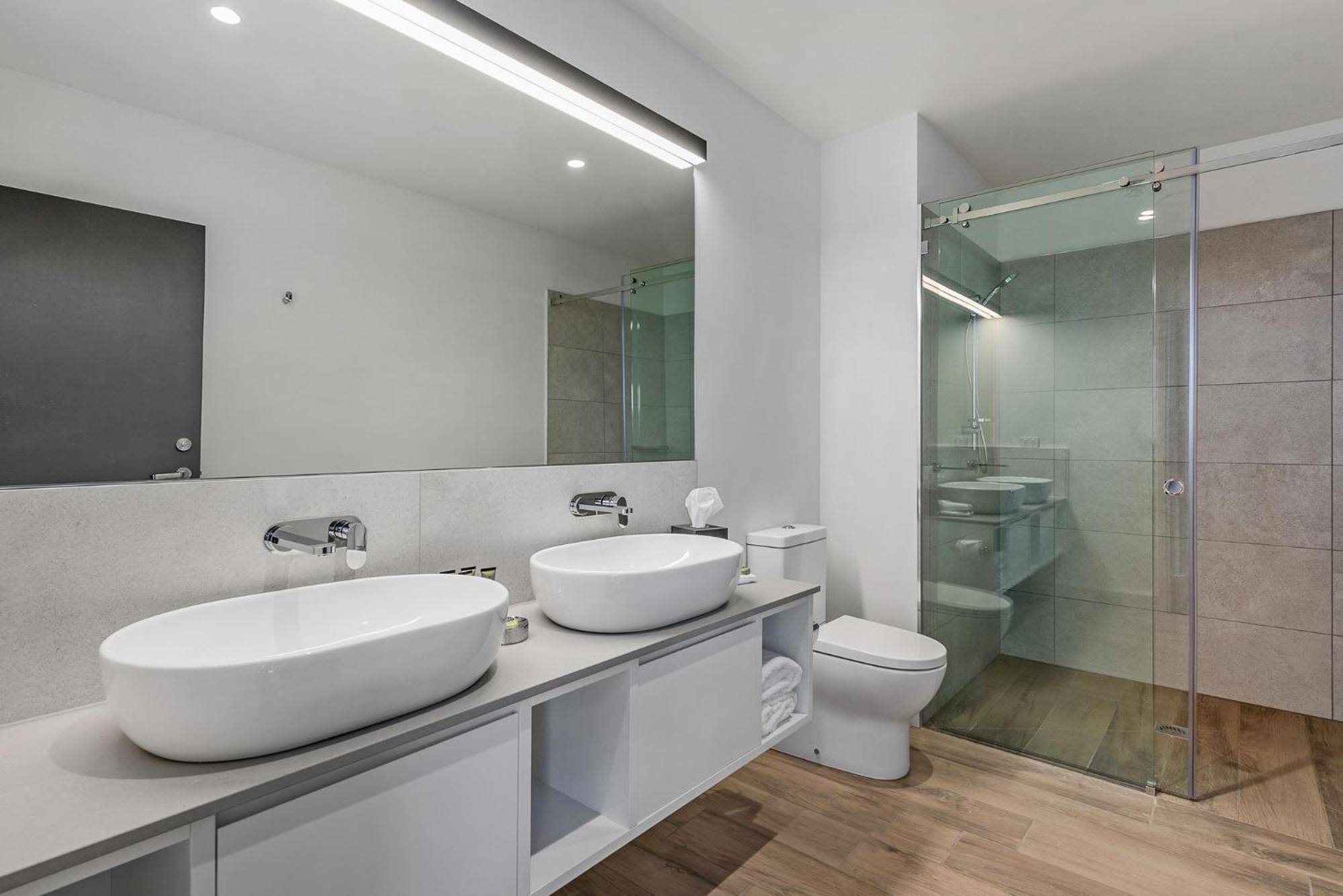 Peppers Silo Launceston Exterior foto Bathroom with a shower enclosure