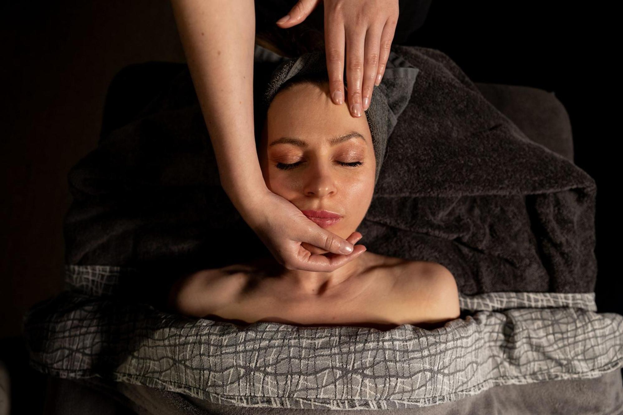 Peppers Silo Launceston Exterior foto A woman receiving a facial massage