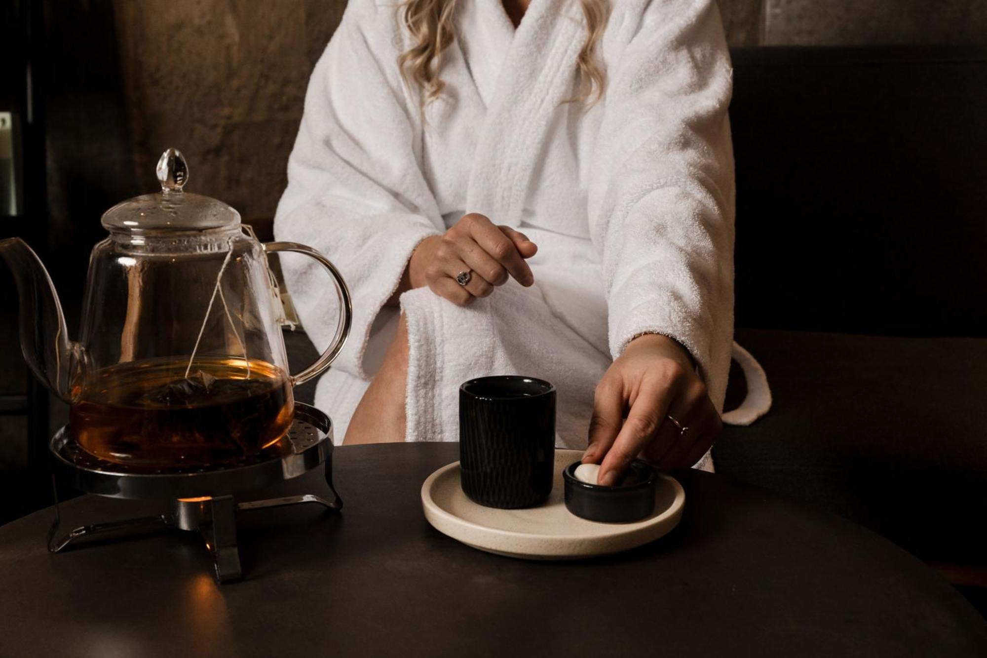 Peppers Silo Launceston Exterior foto A woman wearing a bathrobe