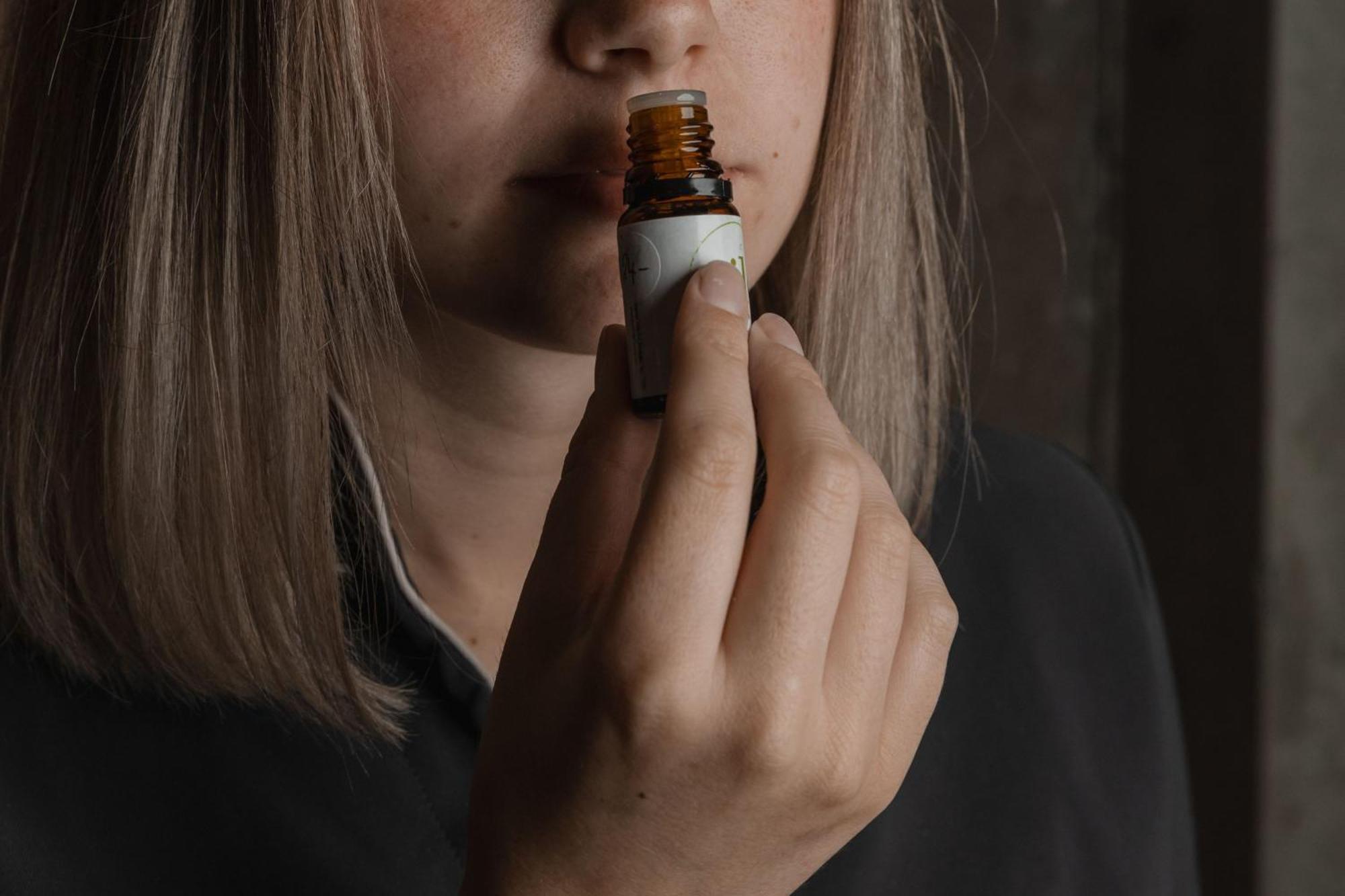 Peppers Silo Launceston Exterior foto A woman smelling a bottle of essential oil