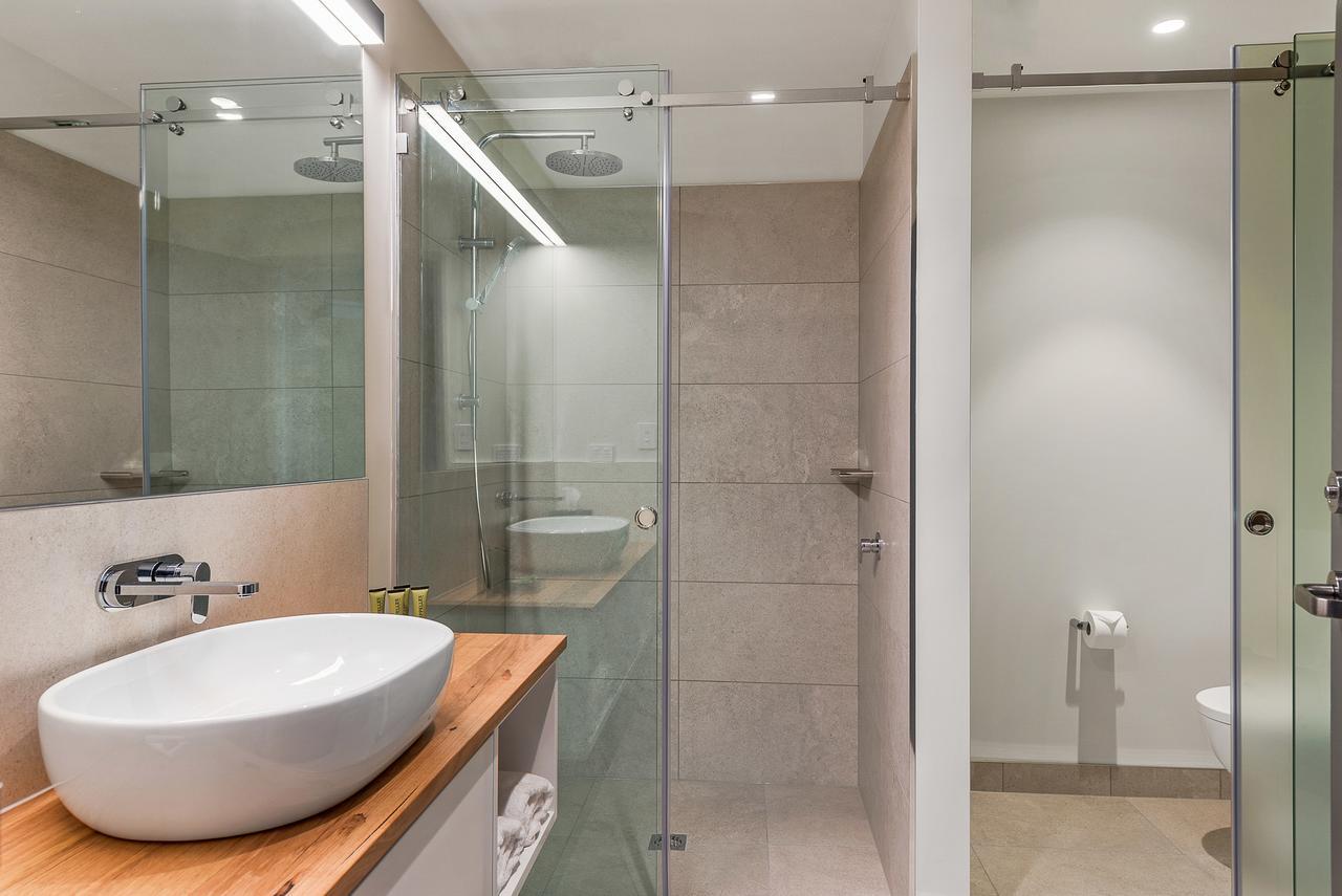 Peppers Silo Launceston Exterior foto A shower with a sliding door
