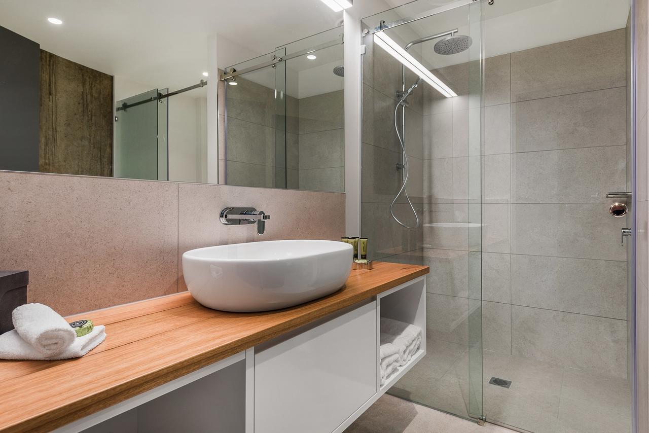 Peppers Silo Launceston Exterior foto A modern bathroom with a shower enclosure