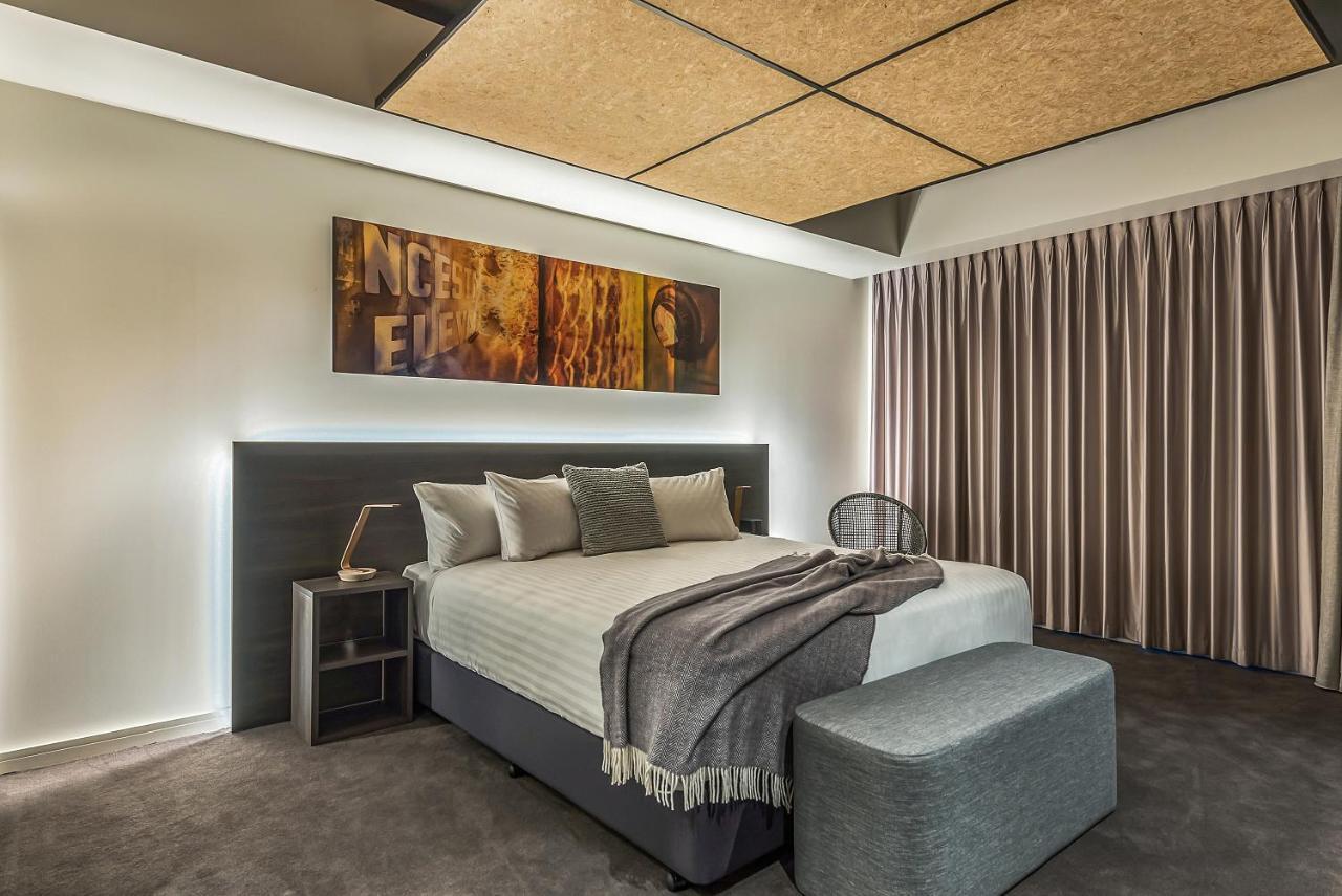 Peppers Silo Launceston Quarto foto A bedroom with a bed and a stool